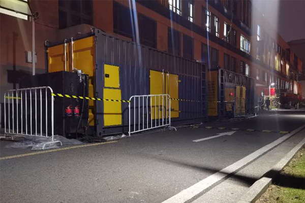 云安柴油发电机组的输出电压是如何调节的？